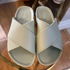 Qupid cross slide sandals